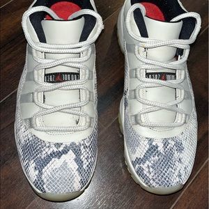 Jordan 11 Retro low snake light bone